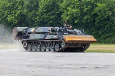 Feldkirchen / Almanya - 9 Haziran 2018: Alman tankı dozer Dachs Feldkirchen Bundeswehr yapıldığı gün itibariyle bir yolda sürücüler.