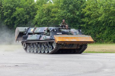 Feldkirchen / Almanya - 9 Haziran 2018: Alman tankı dozer Dachs Feldkirchen Bundeswehr yapıldığı gün itibariyle bir yolda sürücüler.