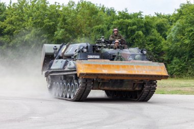 Feldkirchen / Almanya - 9 Haziran 2018: Alman tankı dozer Dachs Feldkirchen Bundeswehr yapıldığı gün itibariyle bir yolda sürücüler.