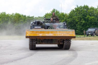Feldkirchen / Almanya - 9 Haziran 2018: Alman tankı dozer Dachs Feldkirchen Bundeswehr yapıldığı gün itibariyle bir yolda sürücüler.