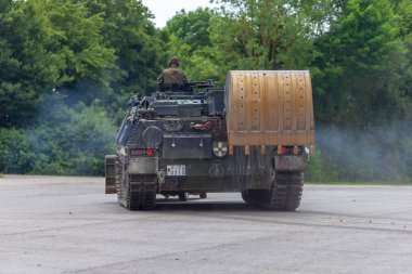 Feldkirchen / Almanya - 9 Haziran 2018: Alman tankı dozer Dachs Feldkirchen Bundeswehr yapıldığı gün itibariyle bir yolda sürücüler.