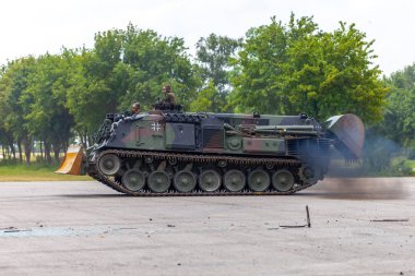 Feldkirchen / Almanya - 9 Haziran 2018: Alman tankı dozer Dachs Feldkirchen Bundeswehr yapıldığı gün itibariyle bir yolda sürücüler.