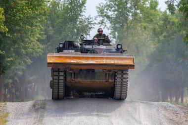 Feldkirchen / Almanya - 9 Haziran 2018: Alman tankı dozer Dachs Feldkirchen Bundeswehr yapıldığı gün itibariyle bir yolda sürücüler.