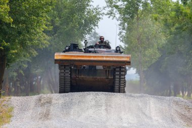 Feldkirchen / Almanya - 9 Haziran 2018: Alman tankı dozer Dachs Feldkirchen Bundeswehr yapıldığı gün itibariyle bir yolda sürücüler.