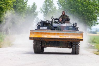 Feldkirchen / Almanya - 9 Haziran 2018: Alman tankı dozer Dachs Feldkirchen Bundeswehr yapıldığı gün itibariyle bir yolda sürücüler.