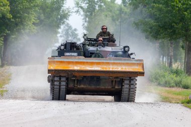Feldkirchen / Almanya - 9 Haziran 2018: Alman tankı dozer Dachs Feldkirchen Bundeswehr yapıldığı gün itibariyle bir yolda sürücüler.