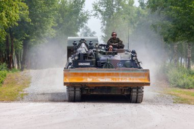 Feldkirchen / Almanya - 9 Haziran 2018: Alman tankı dozer Dachs Feldkirchen Bundeswehr yapıldığı gün itibariyle bir yolda sürücüler.
