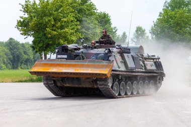 Feldkirchen / Almanya - 9 Haziran 2018: Alman tankı dozer Dachs Feldkirchen Bundeswehr yapıldığı gün itibariyle bir yolda sürücüler.