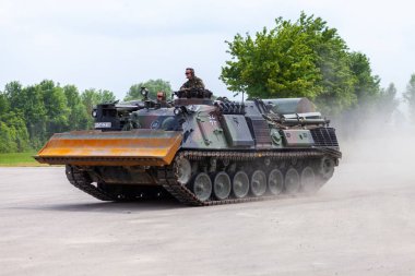 Feldkirchen / Almanya - 9 Haziran 2018: Alman tankı dozer Dachs Feldkirchen Bundeswehr yapıldığı gün itibariyle bir yolda sürücüler.