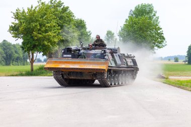 Feldkirchen / Almanya - 9 Haziran 2018: Alman tankı dozer Dachs Feldkirchen Bundeswehr yapıldığı gün itibariyle bir yolda sürücüler.