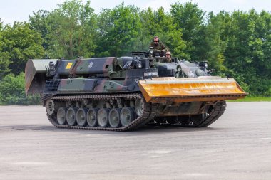 Feldkirchen / Almanya - 9 Haziran 2018: Alman tankı dozer Dachs Feldkirchen Bundeswehr yapıldığı gün itibariyle bir yolda sürücüler.