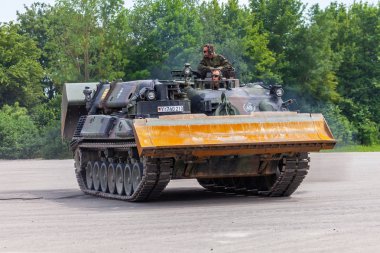 Feldkirchen / Almanya - 9 Haziran 2018: Alman tankı dozer Dachs Feldkirchen Bundeswehr yapıldığı gün itibariyle bir yolda sürücüler.