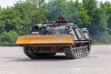 Feldkirchen / Almanya - 9 Haziran 2018: Alman tankı dozer Dachs Feldkirchen Bundeswehr yapıldığı gün itibariyle bir yolda sürücüler.