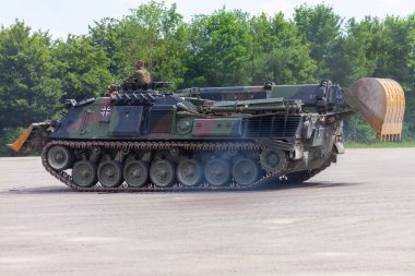 Feldkirchen / Almanya - 9 Haziran 2018: Alman tankı dozer Dachs Feldkirchen Bundeswehr yapıldığı gün itibariyle bir yolda sürücüler.