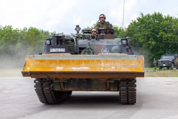 Feldkirchen / Almanya - 9 Haziran 2018: Alman tankı dozer Dachs Feldkirchen Bundeswehr yapıldığı gün itibariyle bir yolda sürücüler.