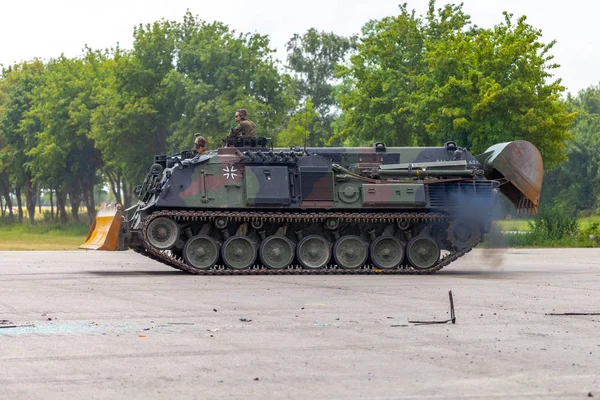 Feldkirchen / Almanya - 9 Haziran 2018: Alman tankı dozer Dachs Feldkirchen Bundeswehr yapıldığı gün itibariyle bir yolda sürücüler.