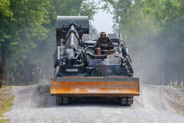 Feldkirchen / Almanya - 9 Haziran 2018: Alman tankı dozer Dachs Feldkirchen Bundeswehr yapıldığı gün itibariyle bir yolda sürücüler.