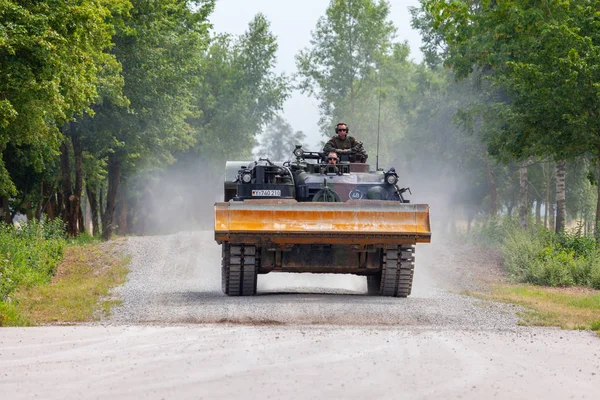 Feldkirchen / Almanya - 9 Haziran 2018: Alman tankı dozer Dachs Feldkirchen Bundeswehr yapıldığı gün itibariyle bir yolda sürücüler.