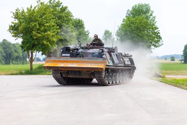 フェルトキルヒェン ドイツ 2018 戦車ドーザー ミニチュアダックスフントはフェルトキルヒェンに連邦の日の道路上のドライブ — ストック写真