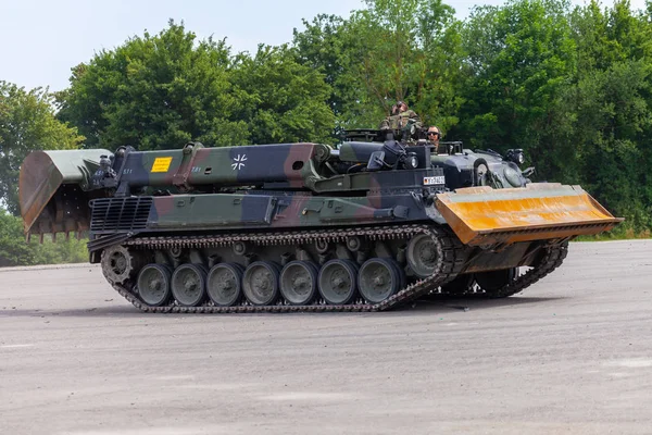 Feldkirchen / Almanya - 9 Haziran 2018: Alman tankı dozer Dachs Feldkirchen Bundeswehr yapıldığı gün itibariyle bir yolda sürücüler.