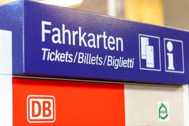 Nurnberg / Almanya - 11 Mart 2018: Deutsche Bahn bilet makine standları Nurnberg, Nuernberg yakınındaki tren istasyonunda. Deutsche Bahn Ag (Db, Db Ag veya Dbag olarak kısaltılır) bir Alman demiryolu şirketidir.