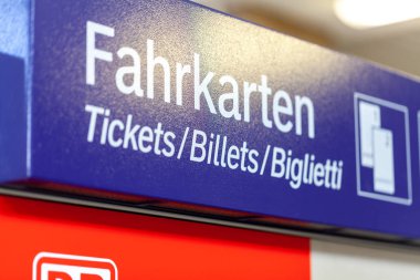 Nurnberg / Almanya - 11 Mart 2018: Deutsche Bahn bilet makine standları Nurnberg, Nuernberg yakınındaki tren istasyonunda. Deutsche Bahn Ag (Db, Db Ag veya Dbag olarak kısaltılır) bir Alman demiryolu şirketidir.
