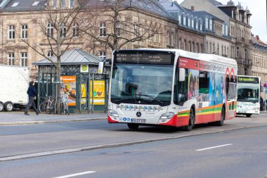 Nuernberg / Almanya - 11 Mart 2018: Mercedes Benz Citaro otobüs sürücüleri Nuernberg otobüs güzergahı üzerinde.