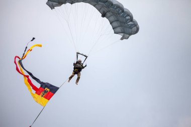 Feldkirchen / Almanya - 9 Haziran 2018: Alman ordusu Bundeswehr üzerinden paraşütçü, inecek Feldkirchen Bundeswehr gününde açık bir günde