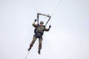 Feldkirchen / Almanya - 9 Haziran 2018: Alman ordusu Bundeswehr üzerinden paraşütçü, inecek Feldkirchen Bundeswehr gününde açık bir günde