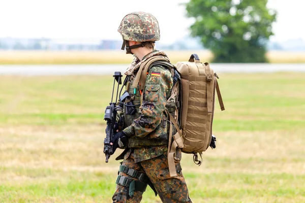 Deutscher Soldat Mit Gewehr Auf Einem Lehrgang — Stockfoto