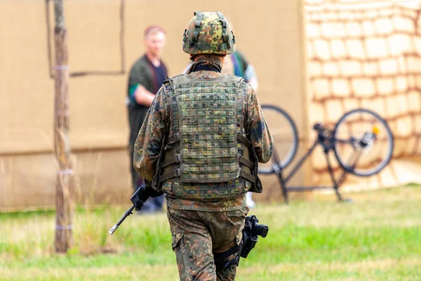 Deutscher Soldat Mit Gewehr Auf Einem Lehrgang — Stockfoto