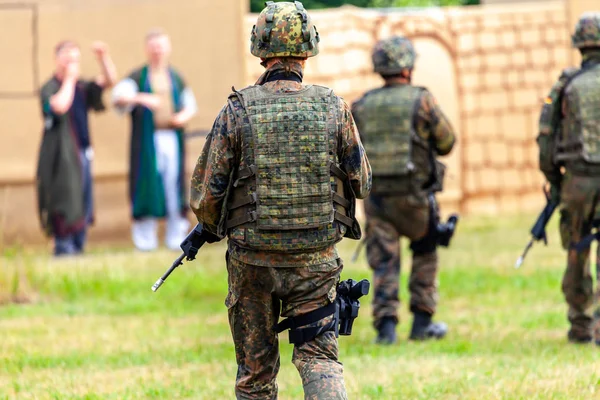 トレーニング コースにライフルを持つドイツの兵士 — ストック写真