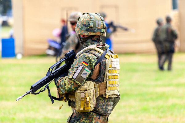 Немецкий солдат с винтовкой на тренировочном курсе

