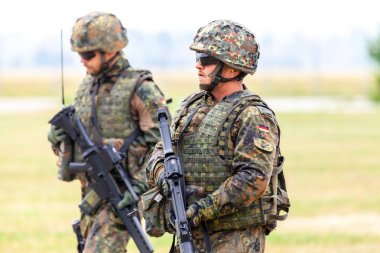 Feldkirchen / Almanya - 9 Haziran 2018: Feldkirchen Bundeswehr gününde açık gün bir egzersiz bir Alman asker