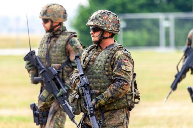 Feldkirchen / Almanya - 9 Haziran 2018: Feldkirchen Bundeswehr gününde açık gün bir egzersiz bir Alman asker