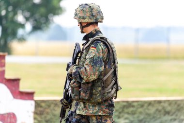 Feldkirchen / Almanya - 9 Haziran 2018: Feldkirchen Bundeswehr gününde açık gün bir egzersiz bir Alman asker