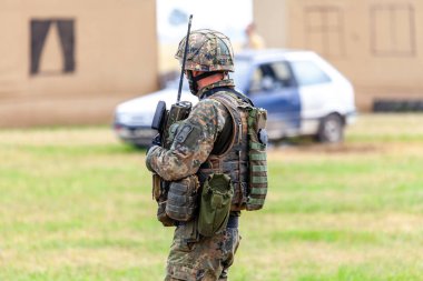 Feldkirchen / Almanya - 9 Haziran 2018: Feldkirchen Bundeswehr gününde açık gün bir egzersiz bir Alman asker