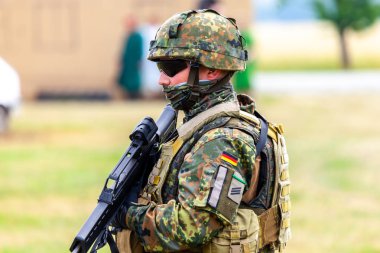 Feldkirchen / Almanya - 9 Haziran 2018: Feldkirchen Bundeswehr gününde açık gün bir egzersiz bir Alman asker