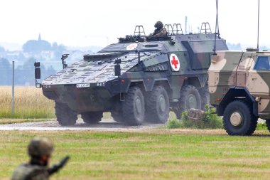 Feldkirchen / Almanya - 9 Haziran 2018: Alman zırhlı tıbbi taşıyıcı boksör, Bundeswehr, sürücüler Feldkirchen Bundeswehr yapıldığı gün itibariyle bir yolda / Almanya.
