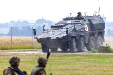 Feldkirchen / Almanya - 9 Haziran 2018: Alman zırhlı tıbbi taşıyıcı boksör, Bundeswehr, sürücüler Feldkirchen Bundeswehr yapıldığı gün itibariyle bir yolda / Almanya.
