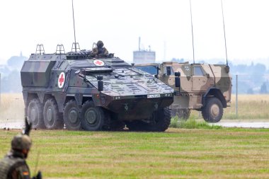 Feldkirchen / Almanya - 9 Haziran 2018: Alman zırhlı tıbbi taşıyıcı boksör, Bundeswehr, sürücüler Feldkirchen Bundeswehr yapıldığı gün itibariyle bir yolda / Almanya.