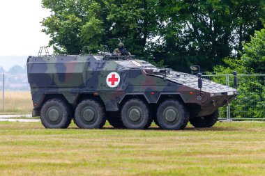 Feldkirchen / Almanya - 9 Haziran 2018: Alman zırhlı tıbbi taşıyıcı boksör, Bundeswehr, sürücüler Feldkirchen Bundeswehr yapıldığı gün itibariyle bir yolda / Almanya.