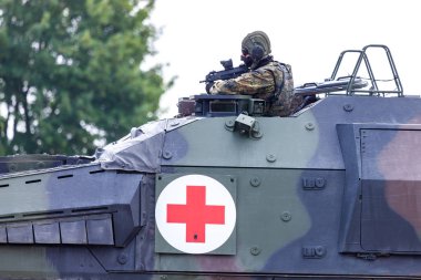 Feldkirchen / Almanya - 9 Haziran 2018: Alman zırhlı tıbbi taşıyıcı boksör, Bundeswehr, sürücüler Feldkirchen Bundeswehr yapıldığı gün itibariyle bir yolda / Almanya.