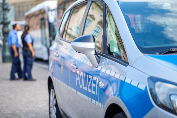 Coche Policía Alemán Está Calle Dos Policías Controlan Tráfico Polizei — Foto de Stock