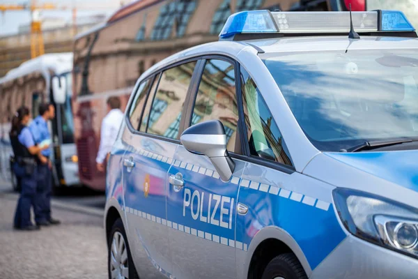 Polizeiwagen Steht Auf Der Straße Zwei Polizeibeamte Kontrollieren Den Verkehr — Stockfoto