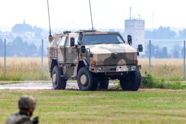 Feldkirchen / Almanya - 9 Haziran 2018: Bundeswehr, dan Alman Atf Dingo sürücüler bir yolda Bundeswehr gününde. Atf Dingo bir Alman ağır askeri Mrap piyade hareketlilik zırhlı bir araçtır.