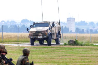Feldkirchen / Almanya - 9 Haziran 2018: Bundeswehr, dan Alman Atf Dingo sürücüler bir yolda Bundeswehr gününde. Atf Dingo bir Alman ağır askeri Mrap piyade hareketlilik zırhlı bir araçtır.