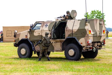 Feldkirchen / Almanya - 9 Haziran 2018: Bundeswehr, dan Alman Atf Dingo sürücüler bir yolda Bundeswehr gününde. Atf Dingo bir Alman ağır askeri Mrap piyade hareketlilik zırhlı bir araçtır.