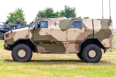 Feldkirchen / Almanya - 9 Haziran 2018: Bundeswehr, dan Alman Atf Dingo sürücüler bir yolda Bundeswehr gününde. Atf Dingo bir Alman ağır askeri Mrap piyade hareketlilik zırhlı bir araçtır.