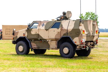 Feldkirchen / Almanya - 9 Haziran 2018: Bundeswehr, dan Alman Atf Dingo sürücüler bir yolda Bundeswehr gününde. Atf Dingo bir Alman ağır askeri Mrap piyade hareketlilik zırhlı bir araçtır.
